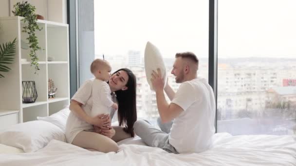 Relaxado Jovens Pais Brincando Esconder Procurar Usando Travesseiro Com Bebê — Vídeo de Stock