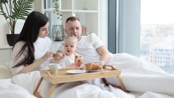 Alegre Mamá Papá Traje Casual Disfrutando Del Almuerzo Con Croissants — Vídeo de stock