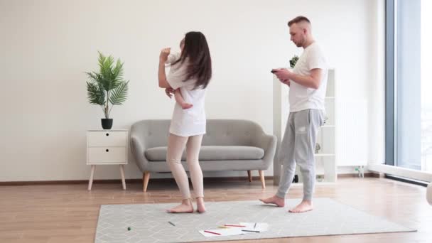 Vrolijke Ouders Casual Outfit Dansen Met Schattige Baby Ruime Kamer — Stockvideo