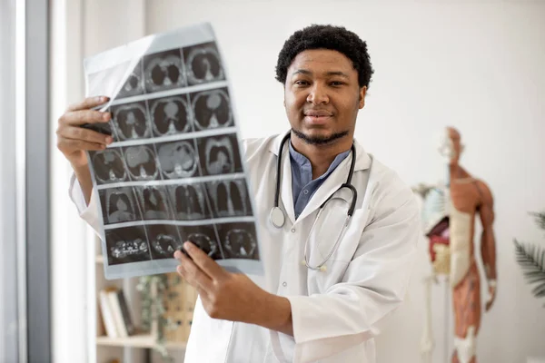 Fiducioso Uomo Afroamericano Camice Medico Con Stetoscopio Con Risonanza Magnetica — Foto Stock