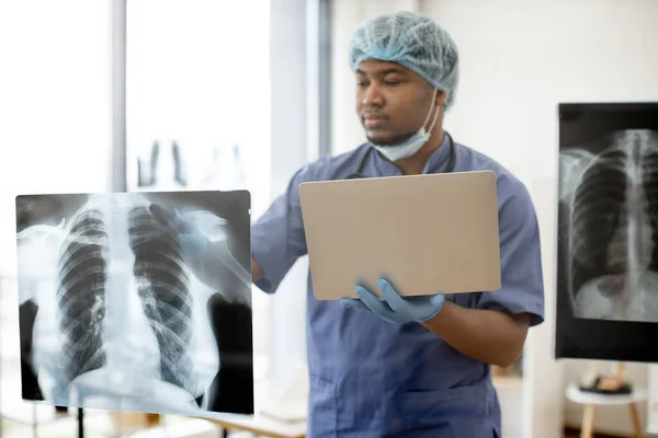 Multiculturele Man Met Laptop Handen Die Een Gedetailleerde Röntgenscan Van — Stockfoto