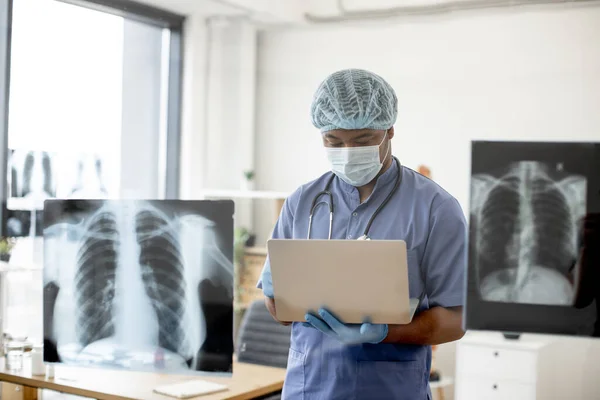 Запоминающийся Африканский Американец Халате Маске Медицинской Фуражке Изучает Рентгеновские Снимки — стоковое фото