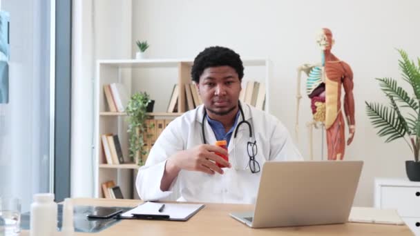 Homem Americano Africano Sério Casaco Branco Com Recipiente Pílula Mão — Vídeo de Stock