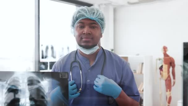 Portrét Afrického Amerického Muže Modrých Pláštích Lékařské Čepici Latexových Rukavicích — Stock video
