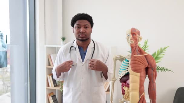 Retrato Homem Afro Americano Positivo Casaco Branco Segurando Estetoscópio Enquanto — Vídeo de Stock