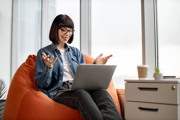 Jonge Mooie Vrouw Jeans Jas Met Videoconferentie Laptop Het Verspreiden — Stockfoto