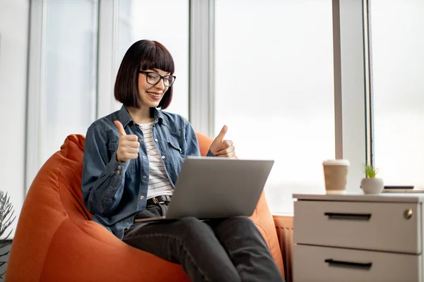 Jonge Mooie Vrouw Jeans Jas Met Videoconferentie Laptop Het Verspreiden — Stockfoto