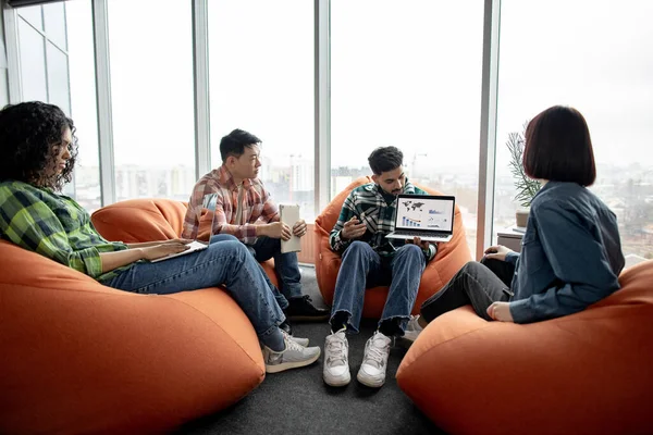 Ein Team Selbstbewusster Unternehmer Blickt Auf Den Laptop Bildschirm Während — Stockfoto