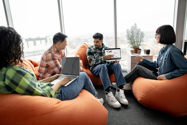 Ein Team Selbstbewusster Unternehmer Blickt Auf Den Laptop Bildschirm Während — Stockfoto