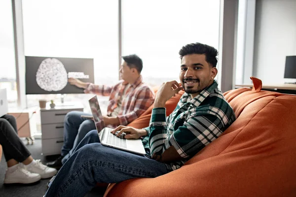 Fokusera Eftertänksam Indian Man Sitter Bönpåse Med Bärbar Dator Medan — Stockfoto