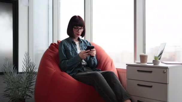 Krásná Mladá Dáma Relaxuje Pohodlném Kancelářském Pouzdře Drží Smartphone Rukou — Stock video