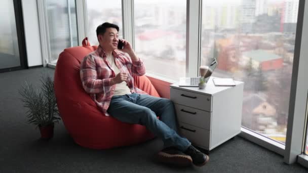 Pria Asia Muda Berpakaian Santai Duduk Kursi Kantor Yang Nyaman — Stok Video