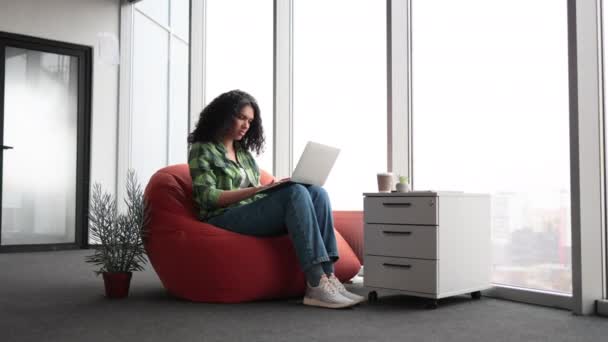 Vista Completa Mujer Multirracial Ropa Cotidiana Sosteniendo Computadora Mientras Descansa — Vídeos de Stock