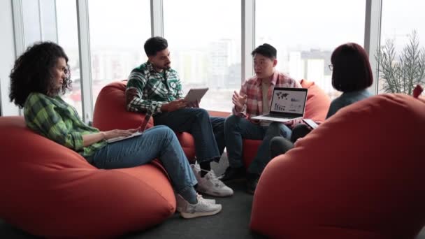 Equipe Empreendedores Confiantes Olhando Para Tela Laptop Enquanto Reúnem Espaço — Vídeo de Stock