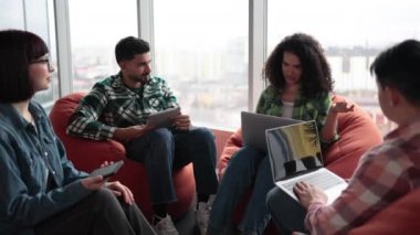 Neşeli Afrikalı Amerikalı iş kadını modern ofiste yapılan olağan toplantıda çok kültürlü meslektaşları tarafından alkışlanıyor. Çeşitli yönetici grupları birlikte çalışma alanı hakkında yıllık resmi brifing düzenliyor.