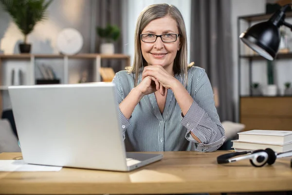 Gözlüklü Neşeli Olgun Bayan Rahat Bir Ofiste Otururken Taşınabilir Bilgisayar — Stok fotoğraf