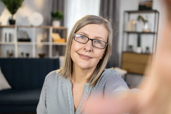 Portrait Friendly Mature Woman Glasses Smiling Webcam While Holding Smart — Stock Photo, Image