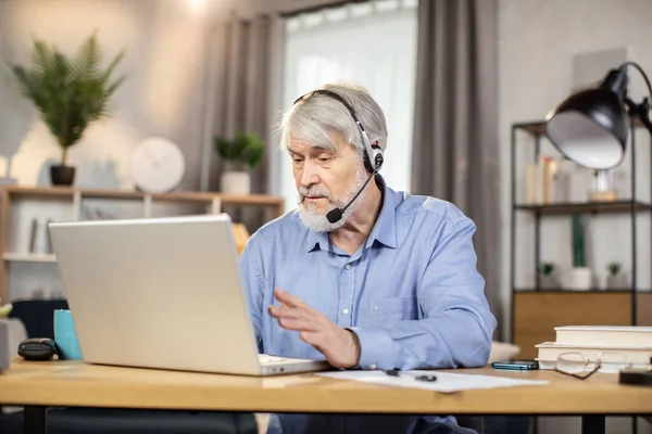 Σοβαρός Μεσήλικας Άντρας Ακουστικά Μικρόφωνο Που Κάνει Βιντεοκλήση Ενώ Κάθεται — Φωτογραφία Αρχείου