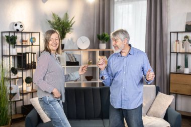 Her gün giyinmiş, modern oturma odasında dans eden tuhaf bir emekli çift. Kaygısız karı koca boş zamanlarında dinleniyor ve her yaşta hayatın tadını çıkarıyor..