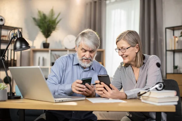 Felices Cónyuges Ancianos Que Sostienen Teléfonos Celulares Modernos Mientras Descansan — Foto de Stock