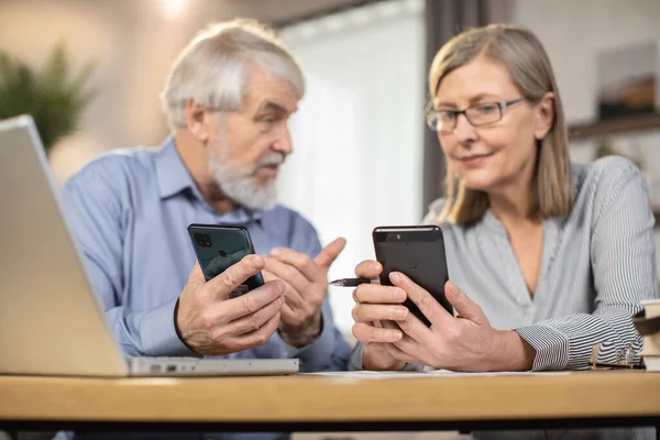 Konzentrieren Sie Sich Auf Schwarze Smartphones Die Von Älteren Männern — Stockfoto