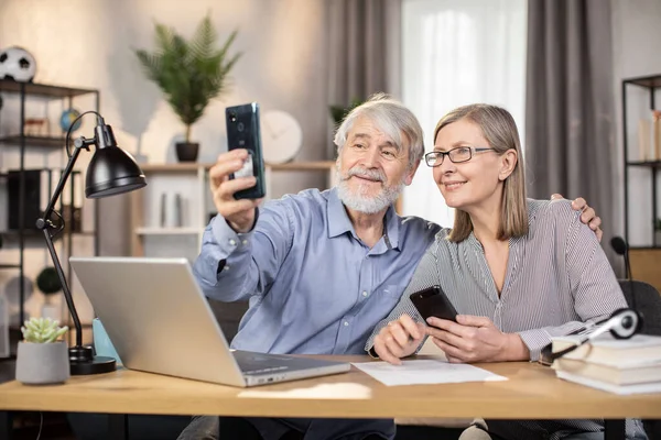 Anciano Hombre Familia Abrazando Amada Esposa Mientras Crea Autorretrato Teléfono — Foto de Stock