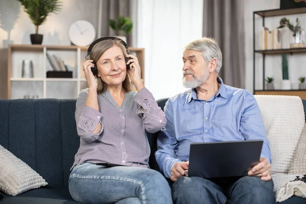 Retired Couple Participating Online Video Call Remote Gadget Children Living — Stock Photo, Image