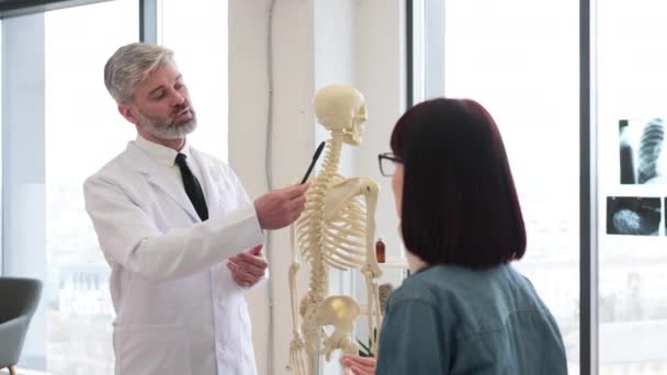 Achtsamer Mann Mit Stift Der Neben Einem Anatomischen Modell Steht — Stockvideo