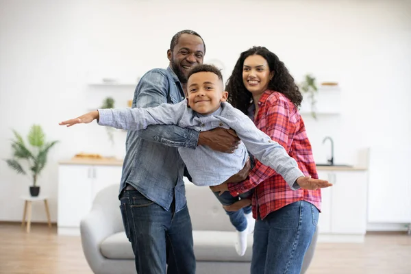 Actieve Afro Amerikaanse Volwassenen Die Een Gelukkige Jongen Armen Houden — Stockfoto