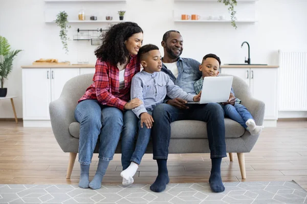 Visão Completa Pai Multirracial Segurando Laptop Enquanto Família Alegre Quatro — Fotografia de Stock