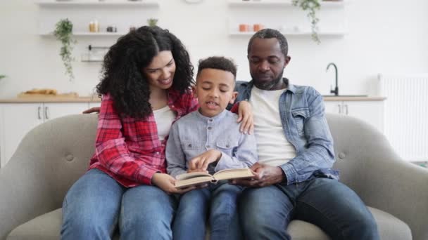 Afroamerikanische Ehepartner Und Kleiner Junge Sitzen Auf Der Couch Der — Stockvideo