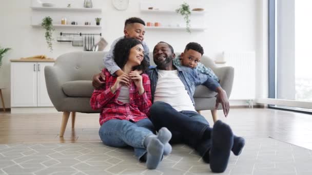 Crianças Multiétnicas Enérgicas Jeans Conversando Com Adultos Relaxados Enquanto Ficam — Vídeo de Stock