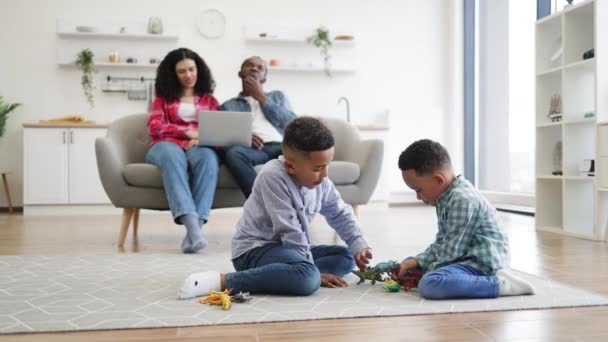 Focus Two Multiracial Brothers Sitting Carpet Living Room While Parents — Stock Video