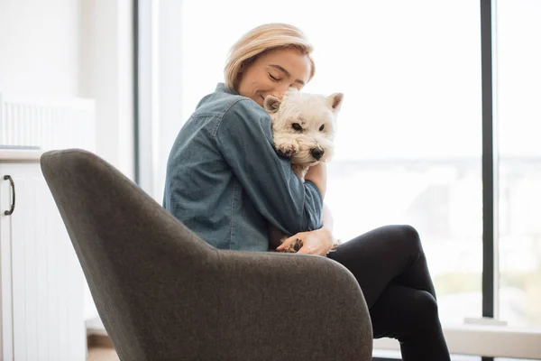 Close View Happy Woman Closed Eyes Cuddling Furry Pet While — Stock Photo, Image