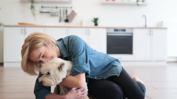Πορτρέτο Της Χαμογελαστή Γυναίκα Αγκαλιάζει Απαλά Αξιολάτρευτο Σκυλί Ενώ Θέτουν — Αρχείο Βίντεο