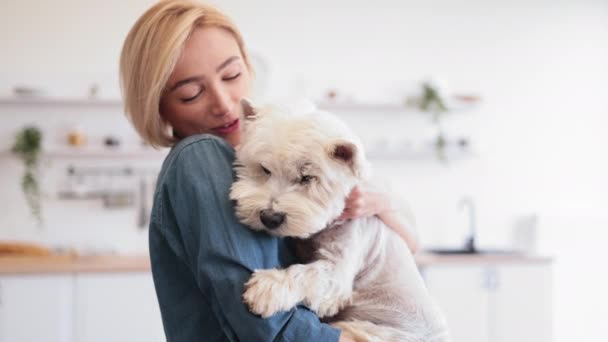 Ritratto Donna Bionda Sorridente Con West Highland White Terrier Posa — Video Stock