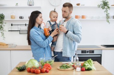 Kafkas ailesi güneşli bir günde kahvaltı hazırlıyor ve ev yapımı taze meyve suyu deniyor. Şefkatli eşler birbirlerine nazikçe bakarlar. Hafta sonundaki boş zaman kavramı.