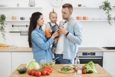 Kafkas ailesi güneşli bir günde kahvaltı hazırlıyor ve ev yapımı taze meyve suyu deniyor. Şefkatli eşler birbirlerine nazikçe bakarlar. Hafta sonundaki boş zaman kavramı.