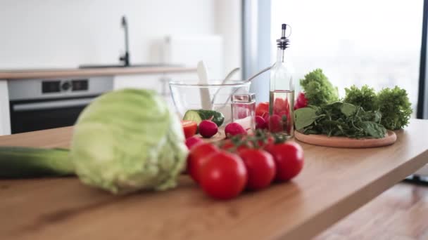 Detailní Pohled Rozmanitou Syrovou Zeleninu Listové Saláty Vlevo Řezací Desce — Stock video