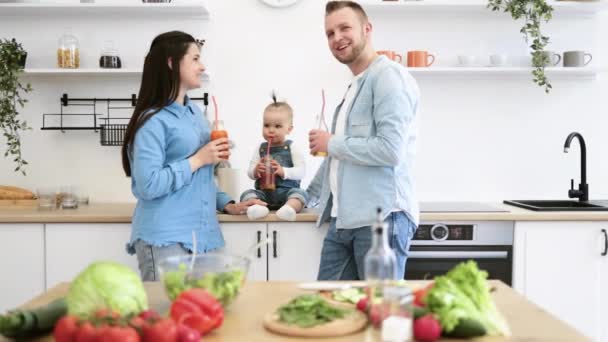 Harika Ebeveynler Çocuklar Modern Mutfakta Yemek Yaparken Ferahlatıcı Bir Bardak — Stok video