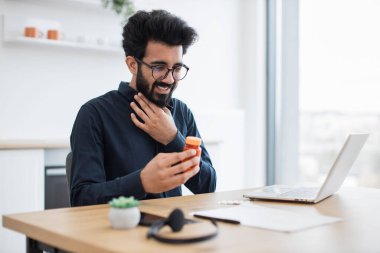 Aile doktoruyla internette konuşurken boğazı ağrıyan genç Hintli erkek. Uzaktan kumandalı verimli bir serbest çalışan. Grip kaptıktan sonra kendini sağlıksız hissediyor..