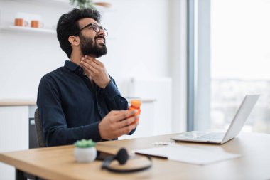 Aile doktoruyla internette konuşurken boğazı ağrıyan genç Hintli erkek. Uzaktan kumandalı verimli bir serbest çalışan. Grip kaptıktan sonra kendini sağlıksız hissediyor..