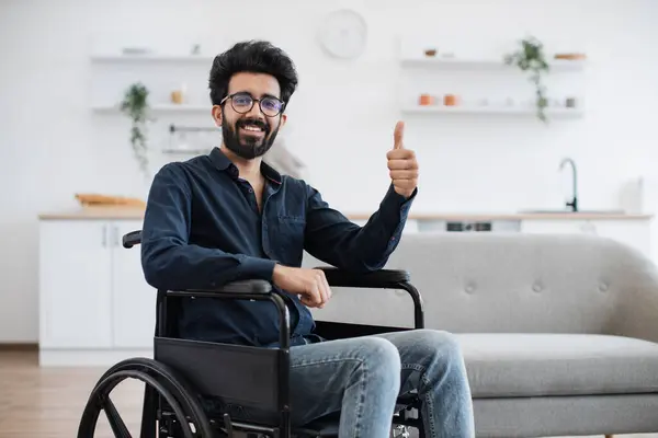 Ganzes Porträt Eines Arabischen Rollstuhlfahrers Der Die Kamera Lächelt Während — Stockfoto