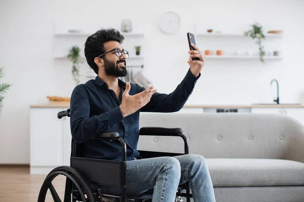Vrolijke Jonge Volwassene Met Een Handicap Houden Mobiele Tijdens Het — Stockfoto