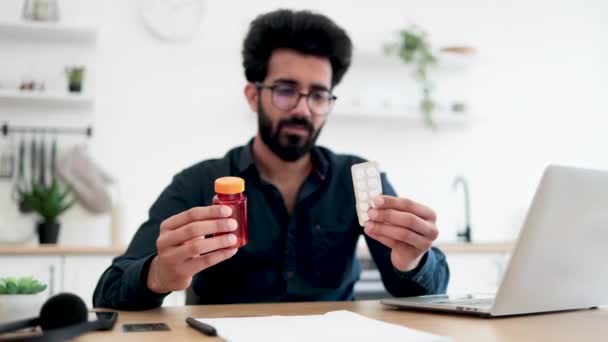 Fokusera Medicinbehållare Som Innehas Arabien Ung Man Som Tittar Igenom — Stockvideo