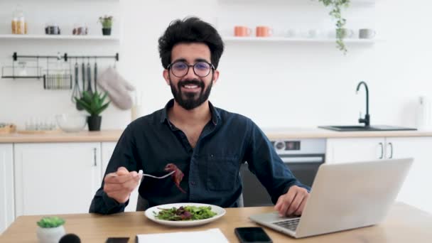 Portrait Homme Arabe Posant Avec Une Salade Végétarienne Près Ordinateur — Video