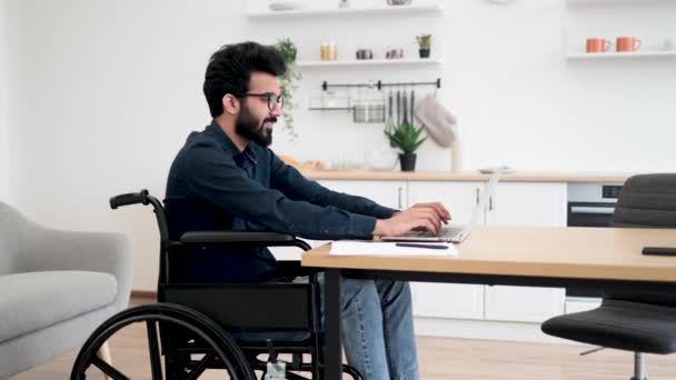 Γκρο Πλαν Άποψη Του Χαμογελαστού Χρήστη Αναπηρική Καρέκλα Πληκτρολογώντας Φορητό — Αρχείο Βίντεο