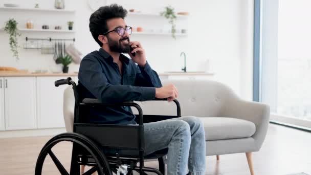 Close Zicht Bebaarde Man Met Een Mobiliteitsbeperking Wordt Betrokken Bij — Stockvideo