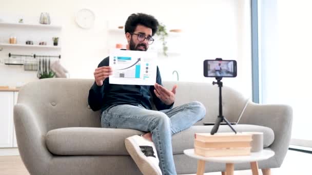 Hevesli Bir Arap Okutmanı Gözlüklü Cep Telefonundaki Video Bağlantısıyla Finansal — Stok video