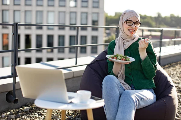 Gyönyörű Szemüveget Visel Hidzsáb Ízű Ropogós Salátát Miközben Pihen Egy — Stock Fotó